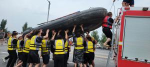 帶上沖鋒舟，大家一起風(fēng)雨同舟！